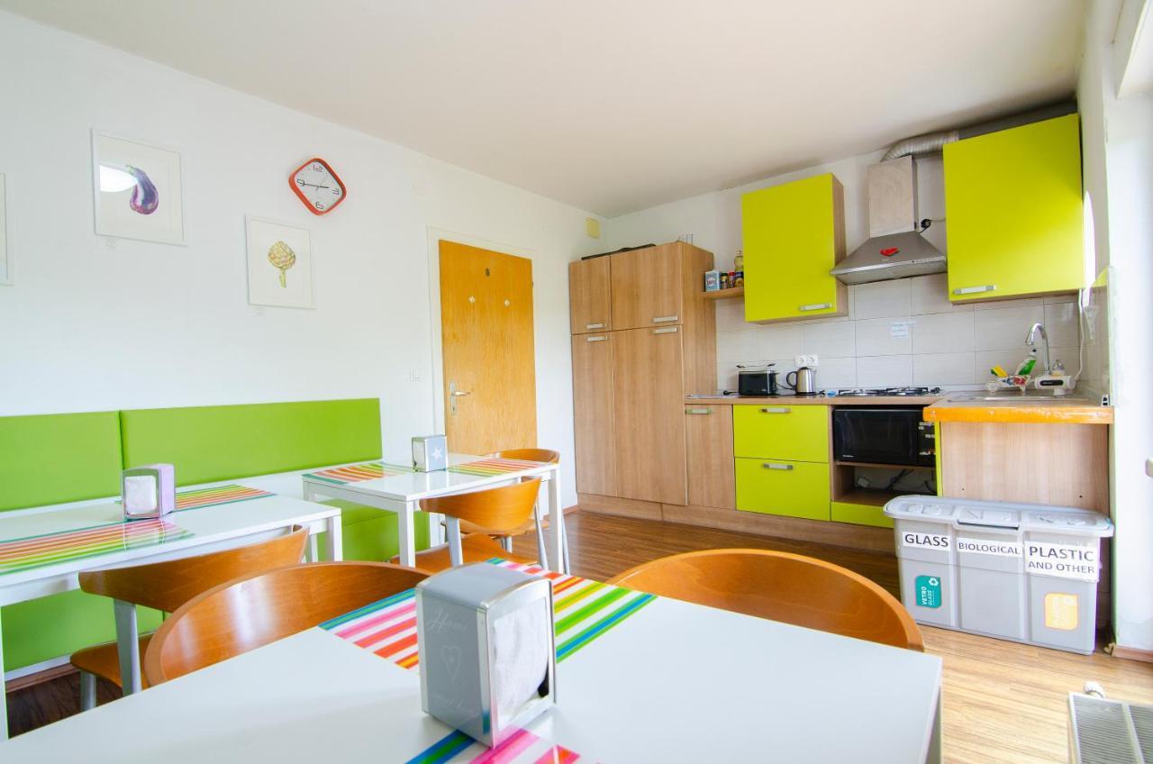 Chambre Simple avec Toilettes et Douche Communes